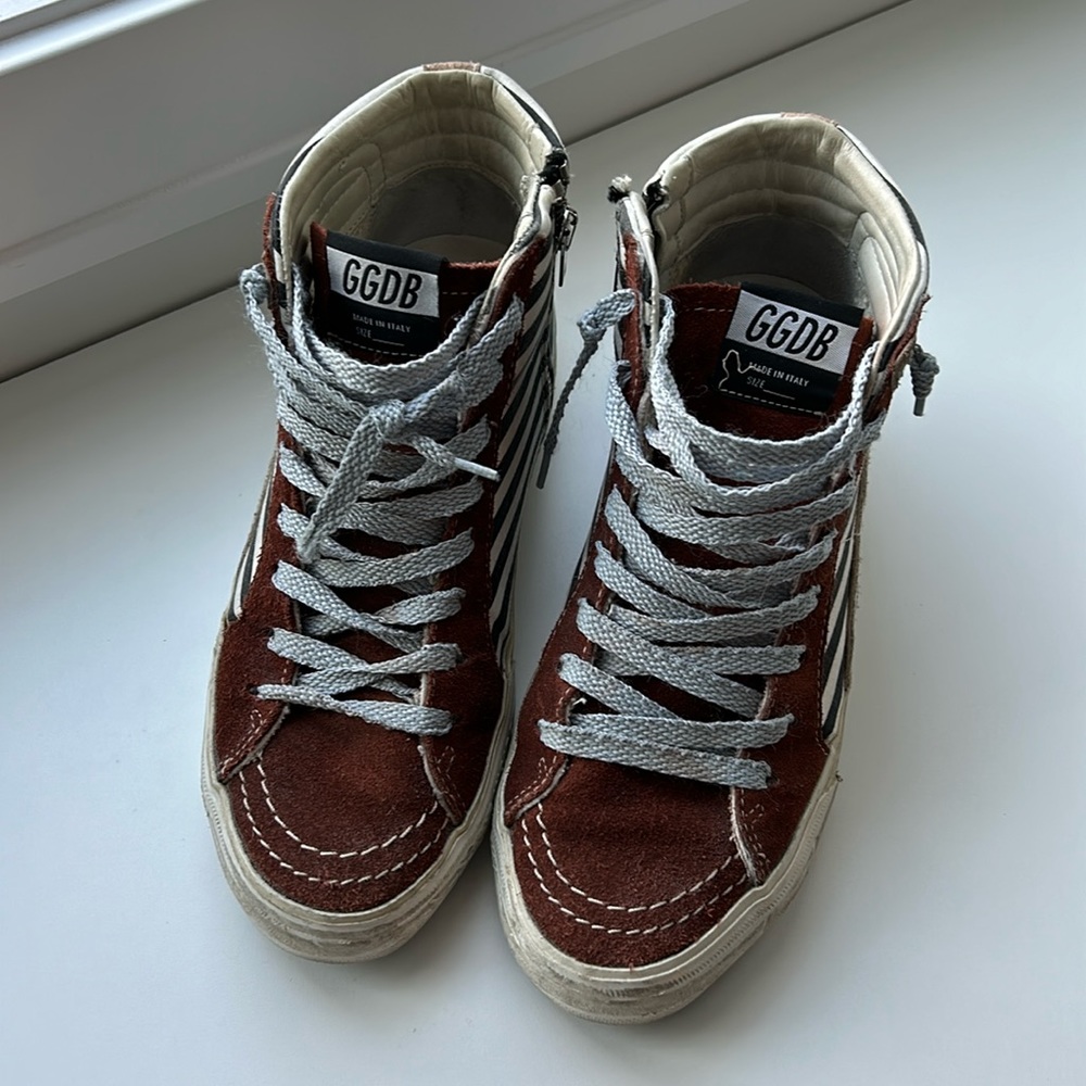 Golden goose sneaker. SLIDE style. Great condition.